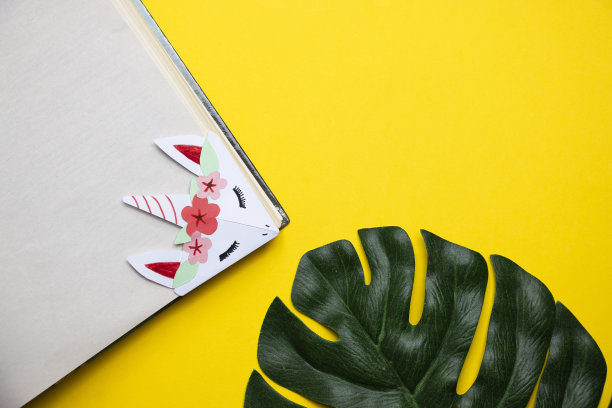 书签为书独角兽用纸张折纸制作而成。DIY的概念。孩子们的创造力。图片下载