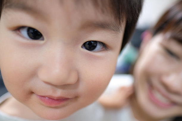 母亲和孩子的特写图片下载