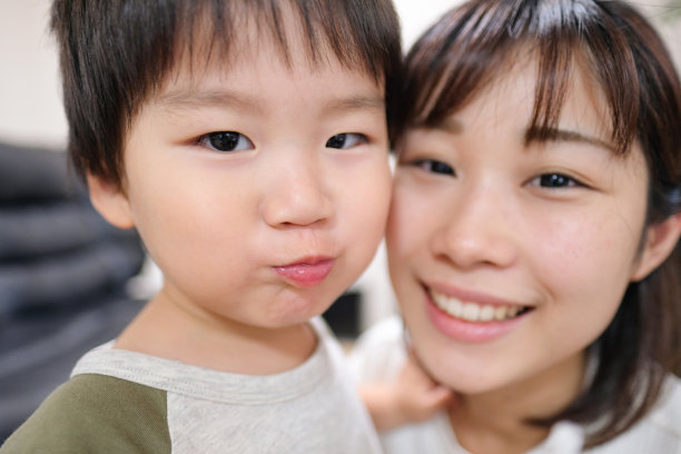 母亲和孩子的特写图片下载