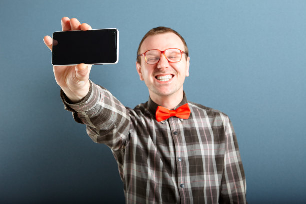 搞笑男用手机自拍图片下载