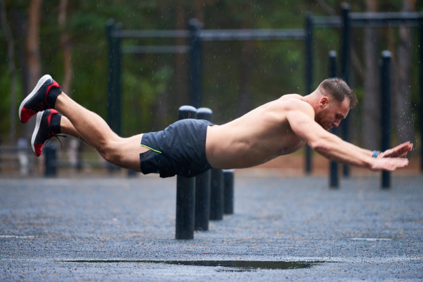 人在雨中锻炼图片下载