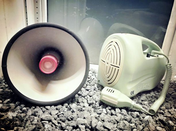 工厂里的一个旧扩音器图片下载