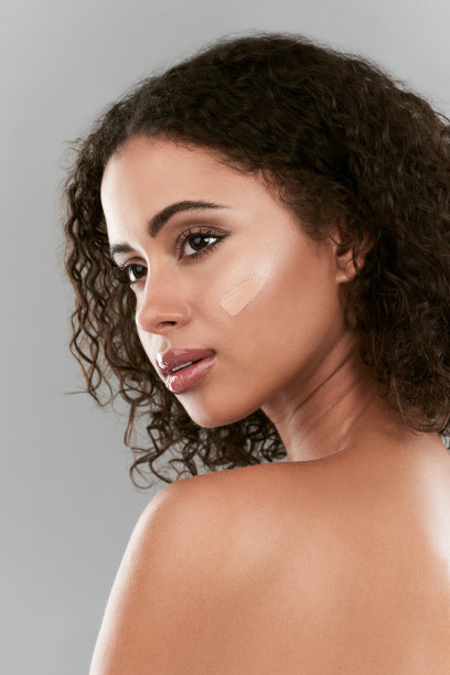 完美无瑕肌肤的关键是完美匹配的粉底图片下载