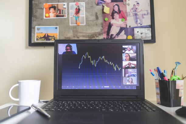 一组投资者在社交隔离期间通过视频会议分析股票交易图表图片下载