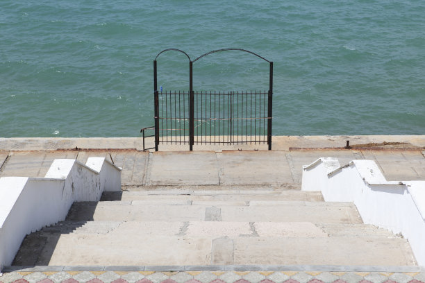 铁门的海边作为一个失败的海滩季节的象征。重叠的海岸线看起来滑稽可笑图片下载