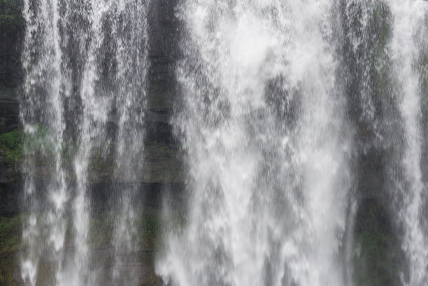 热带雨林悬崖上高大的大瀑布图片下载