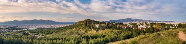 希腊雅典格拉茨市的菲洛塞山和树林全景图片下载
