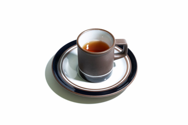 紫色陶土和陶瓷茶杯，孤立在白色背景图片下载