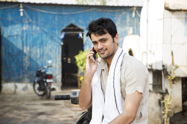 青年男子肖像在阳光明媚的日子在村庄的股票照片图片下载