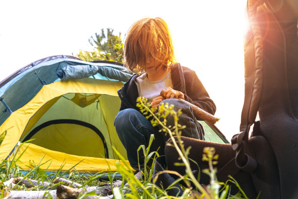 在大自然中露营的男孩。图片下载