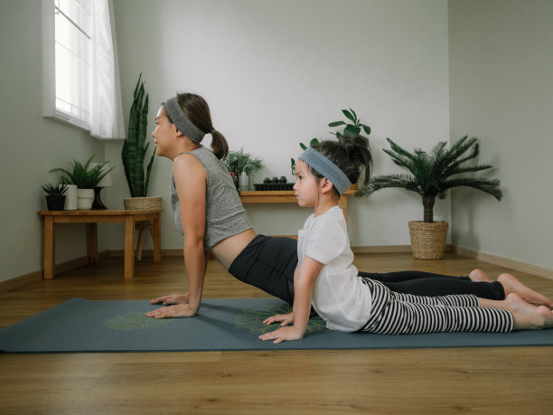 妈妈和小女儿在家里做瑜伽。图片下载