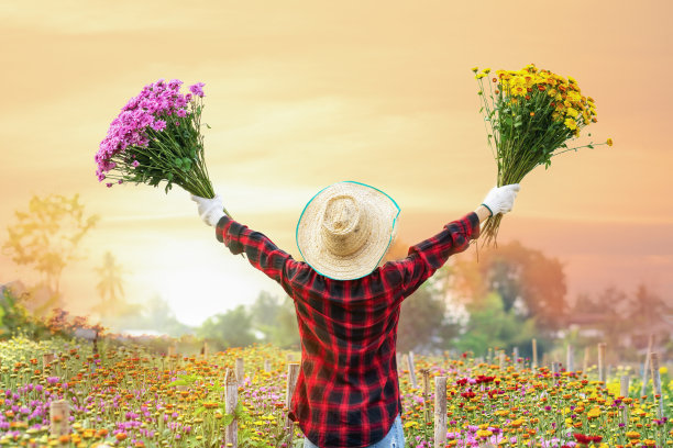 快乐的农民带着花圃。图片下载