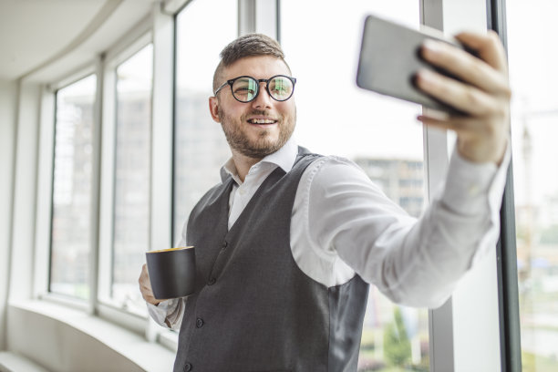 打电话喝咖啡的男人图片下载