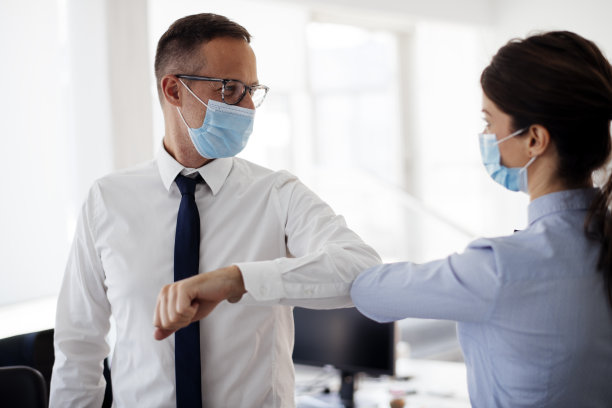 2019冠状病毒病大流行期间商务人士的问候合照素材图片