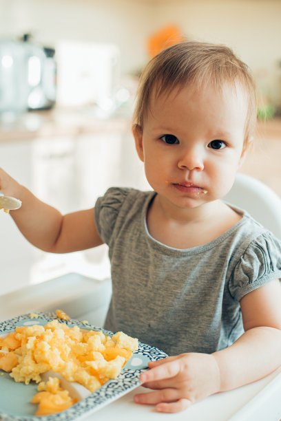 可爱的小女孩学会自己吃饭的照片图片下载