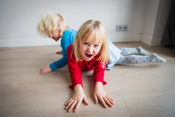 小女孩在家里嬉戏，孩子们又吵又闹，一家人在里面无聊图片下载