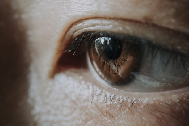 一位亚洲华人中年女性的眼睛闭上了图片下载