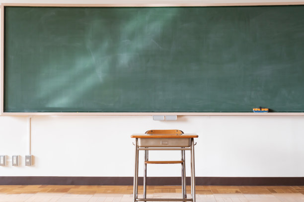 这是一张日本小学教室里有黑板和课桌的图片图片下载