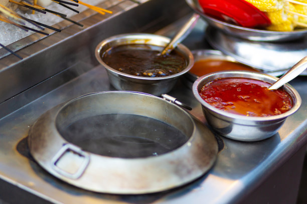金属碗里的辣味小吃酱汁。亚洲美食图片下载