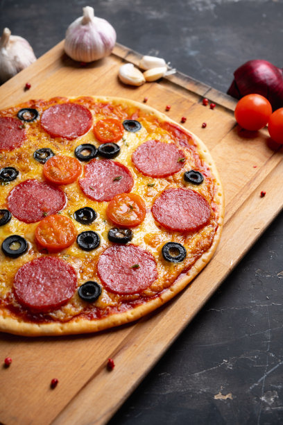 新鲜的意大利辣香肠披萨在乡村背景下图片下载