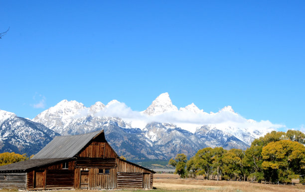 覆盖着提顿雪山的谷仓图片下载