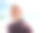 满意的高级男子在沙滩上思考图片下载