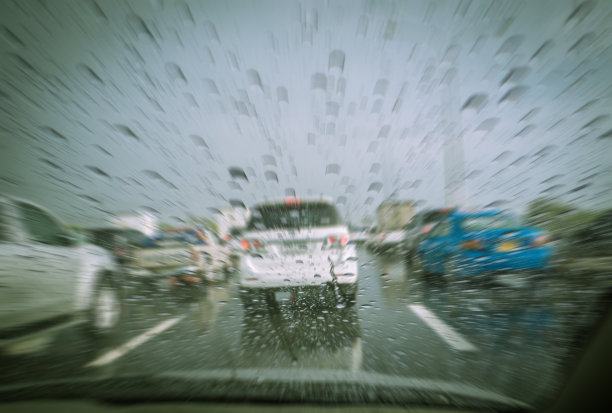 在雨中开车图片下载