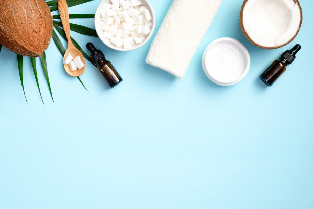 椰油化妆品框架上的蓝色背景。平躺，俯视图。SPA天然有机产品，护肤理念图片下载