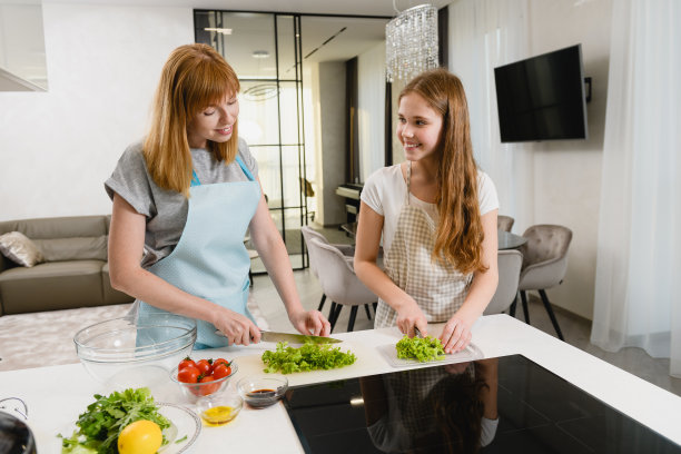 两个女人在家切绿色沙拉图片下载