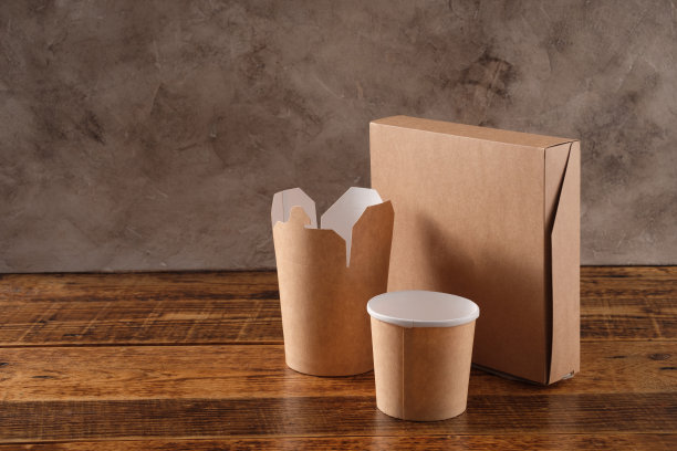 街头快餐纸杯，盘子和容器。木质背景的环保食品包装。关爱自然，循环利用理念。图片下载