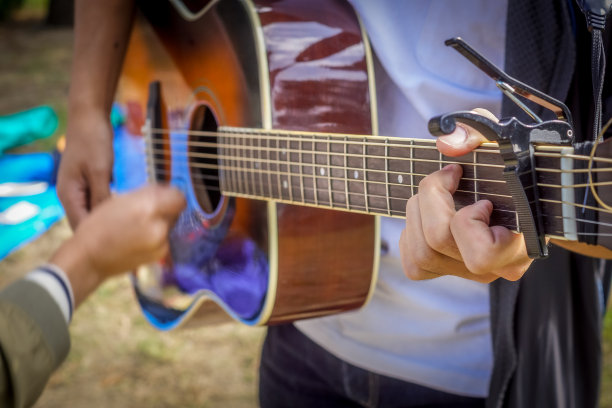 人物形象弹吉他图片下载