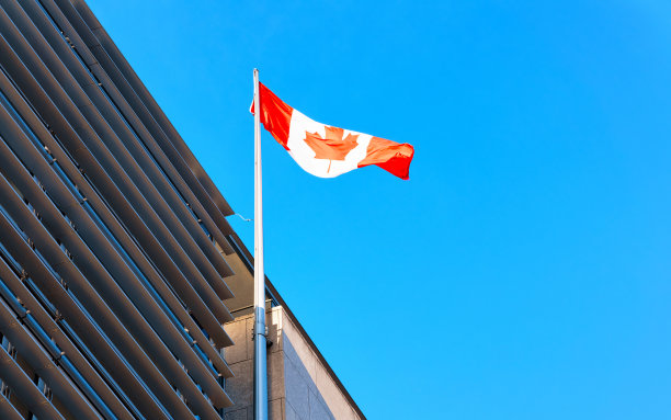 波茨坦广场上的现代建筑与加拿大国旗反射图片下载