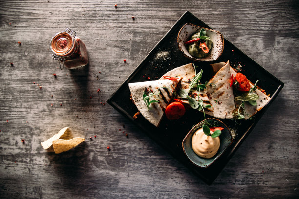 木桌上放着一堆食物图片下载