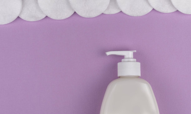 紫色背景为消毒凝胶和天然棉签。阻止2019冠状病毒病在全球流行。冠状病毒预防，卫生传播防护。前视图。促进健康保护。图片下载