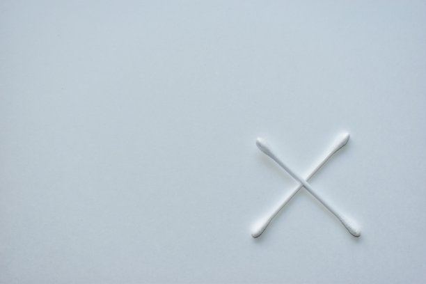 耳朵棉签放在一个罐子里，撒在白纸上。图片下载