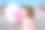 在一个阳光明媚的夏日，一个女孩在户外吃棉花糖。图片下载