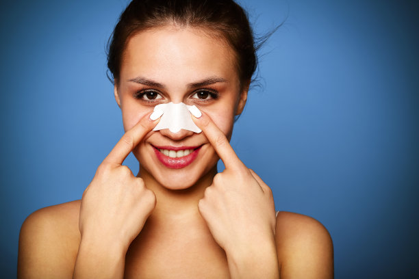 女模特有白色的鼻子补丁图片下载