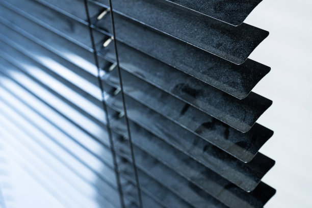 窗户被灰尘遮住了。房子里的吸尘器。需要湿洗。百叶窗上有一层灰尘。图片下载