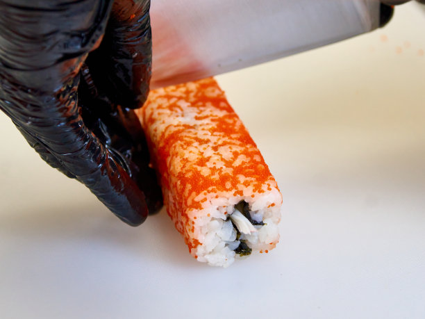 厨师制作寿司卷，特写照片图片下载