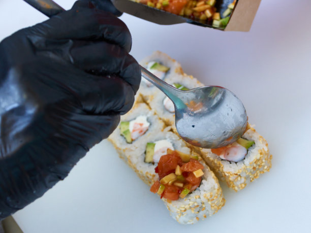 厨师制作寿司卷，特写照片图片下载