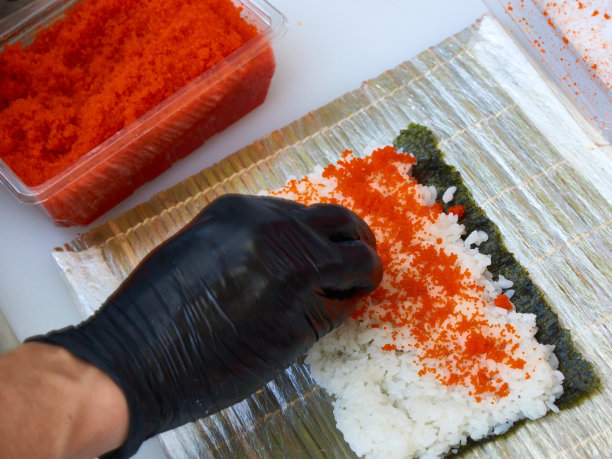 厨师制作寿司卷，特写照片图片下载