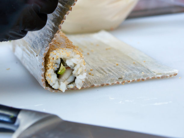 厨师制作寿司卷，特写照片图片下载