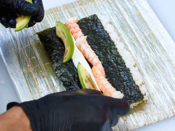 厨师制作寿司卷，特写照片图片下载