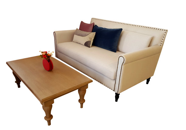 白色背景的布质沙发和木桌，以路径装饰客厅图片下载