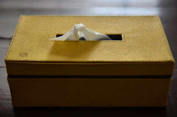 桌上的黄色纸巾盒图片下载