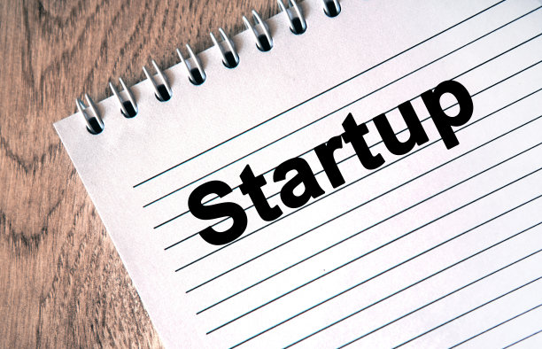 文字-在笔记本上开始。木制的桌子图片下载