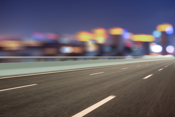 中国上海，在散焦前的柏油公路和城市夜晚的装饰灯图片下载