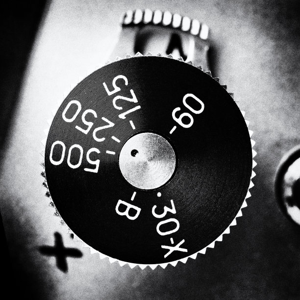 老式相机上的机械快门开关图片下载