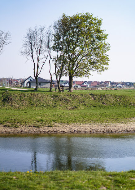美丽的春江在大自然中流淌。早晨和晚上的风景五彩缤纷。去世界上荒芜的地方旅行。设计素材照片图片下载