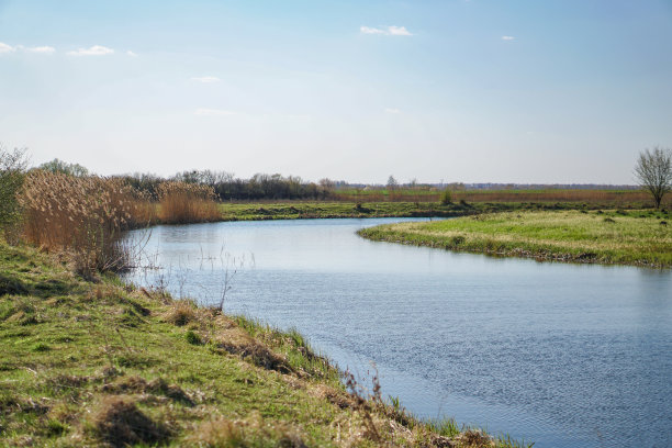 美丽的春江在大自然中流淌。早晨和晚上的风景五彩缤纷。去世界上荒芜的地方旅行。设计素材照片图片下载